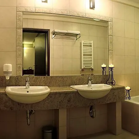 Hotel Ahotel 2*